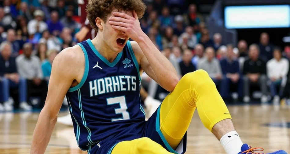 Tấm biểu ngữ treo lại ở OAKA: chủ tịch EuroLeague và bài toán xung đột lợi ích