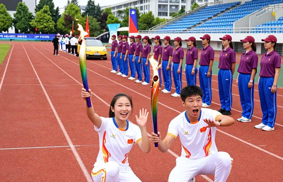 Phút 90+5 ở Jalan Besar: Chấn thương của Đình Bắc và bài toán tải trọng mà bóng đá Việt Nam chưa dám trả lời Phút 90+5 ở Jalan Besar: Chấn thương của Đình Bắc và bài toán tải trọng mà bóng đá Việt Nam chưa dám trả lời