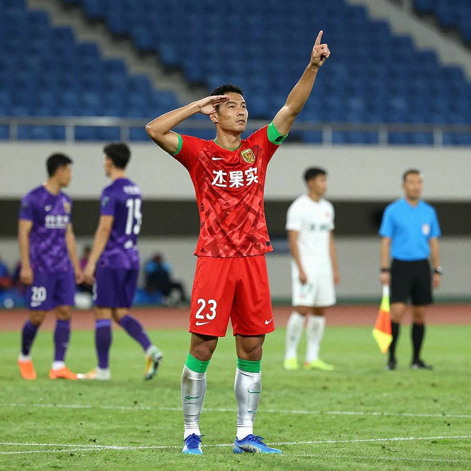V.League: Vietnamese Football Plays On, But Nobody Keeps the Beat